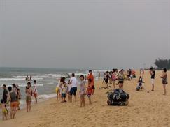 Bãi biển Thuận An đông khách mùa hè