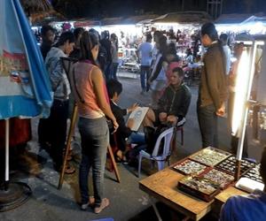 Chợ đêm Nha Trang có các nghệ sỹ vẽ tranh