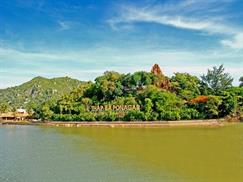 Tháp Bà Ponagar tọa lạc bên dòng sông Cái Nha Trang
