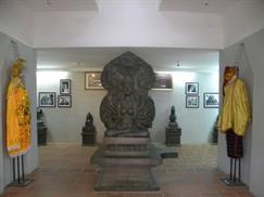 Tháp Bà Ponagar - phòng trưng bày hiện vật Chăm