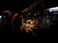 Chợ đêm Dinh Cậu - du khách lựa chọn hải sản