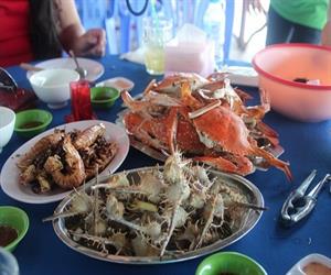 Làng chài Hàm Ninh có đủ loại hải sản tươi ngon