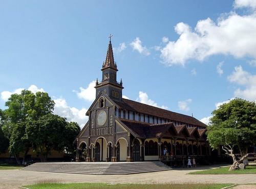 Nhà thờ gỗ Kon Tum mang vẻ đẹp độc đáo