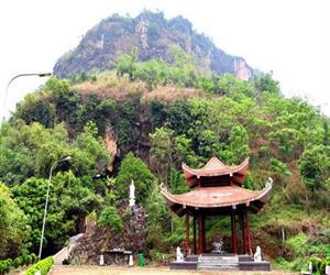 Động Tiên Sơn Lai Châu - miếu thờ trước cửa hang