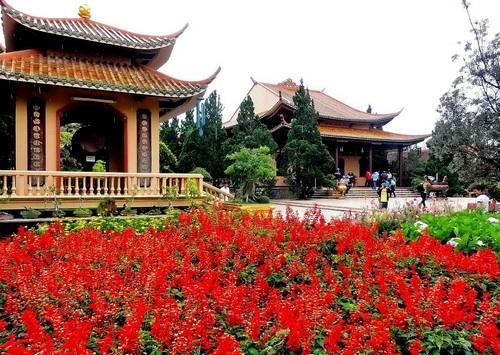 Thiền Viện Trúc Lâm Đà Lạt với muôn hoa khoe sắc