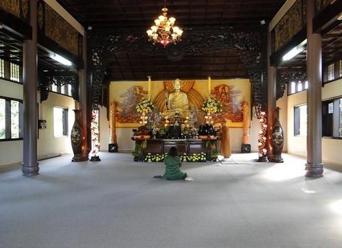 Thiền Viện Trúc Lâm Đà Lạt - bên trong chính điện