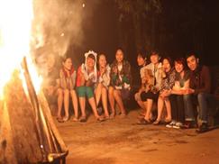 Khu du lịch Madagui - du khách quây quần bên lửa trại