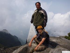 Duy Lang và người dẫn đường trên đỉnh Fansipan