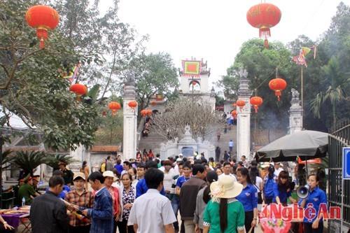 Đền Cuông Nghệ An nhộn nhịp du khách dịp lễ hội