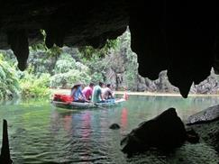 Khu du lịch Tràng An có nhiều hang động xuyên thủy