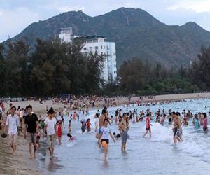 Bãi biển Ninh Chữ nhộn nhịp ngày hè