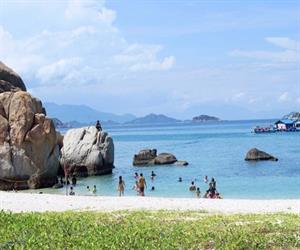 Khách du lịch biển Bình Tiên Ninh Thuận