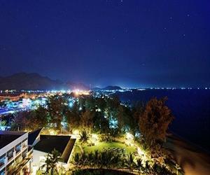 Bãi biển Ninh Chữ trong ánh đèn đêm