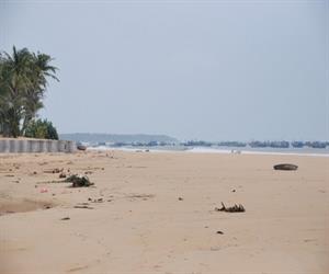Bãi biển Long Thủy với bờ cát vàng mịn