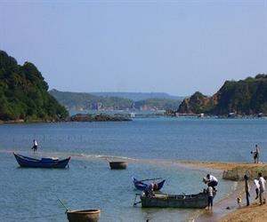 Đảo Nhất Tự Sơn - thuyền đưa đón khách du lịch
