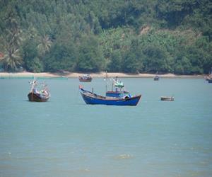Đảo Nhất Tự Sơn - tàu thuyền neo đậu