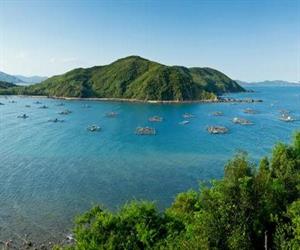 Đảo Nhất Tự Sơn nhìn ra vịnh biển xanh biếc