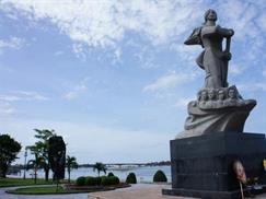 Bãi biển Nhật Lệ - tượng đài mẹ Suốt