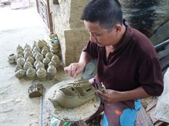 Làng gốm Thanh Hà - tạo hình gốm công phu