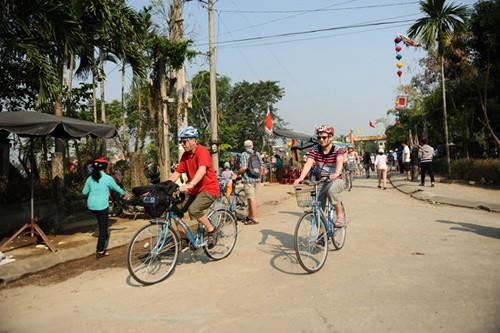 Làng mộc Kim Bồng - đạp xe dạo quanh