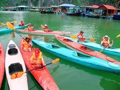 Làng chài Cửa Vạn - du khách chèo thuyền kayak