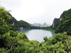 Động Mê Cung - hồ nước xanh màu ngọc bích