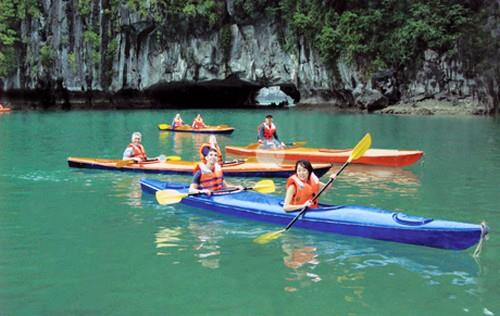 Hang Luồn vịnh Hạ Long - chèo thuyền kayak lý tưởng