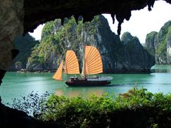 Hang Trinh Nữ vịnh Hạ Long trông ra du thuyền
