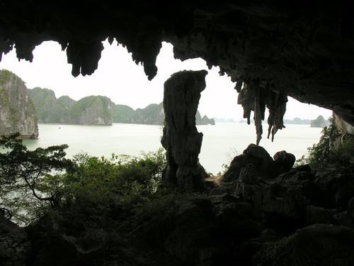 Hang Trống vịnh Hạ Long trông ra mặt biển tĩnh lặng