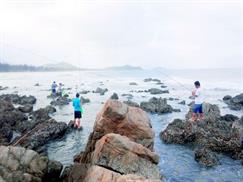 Đảo Quan Lạn - du khách câu cá trên ghềnh đá