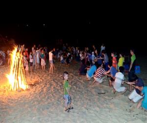 Đảo Quan Lạn - du khách vui chơi bên lửa trại