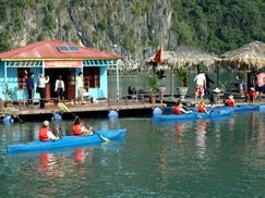 Làng chài Vung Viêng - du khách chèo thuyền kayak
