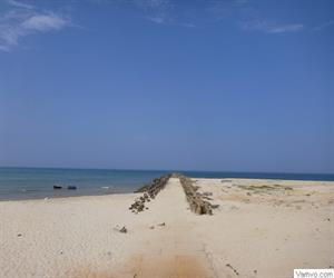 Bãi biển Cửa Tùng - mũi đá lấn sâu ra biển
