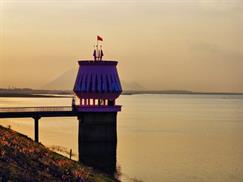 Hồ Dầu Tiếng trong ánh hoàng hôn
