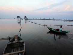 Bãi biển Đồng Châu - thong thả chèo xuồng