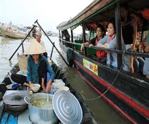 Chợ nổi Cái Bè - khách ngồi thuyền ăn hủ tiếu