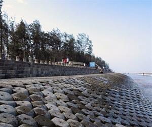 Bãi biển Ba Động - bờ kè khang trang