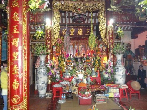 Đền Hạ Tuyên Quang - ban thờ bên trong