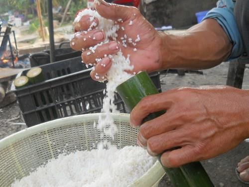 Chuẩn bị nấu cơm lam ở suối khoáng Mỹ Lâm