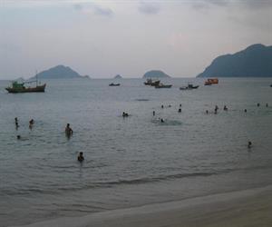 Bãi An Hải Côn Đảo - người dân và du khách tắm biển