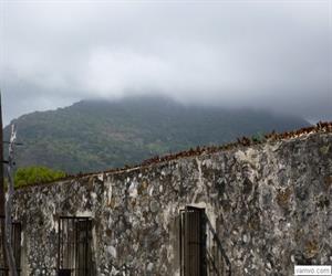 Nhà tù Côn Đảo với tường rào kiên cố