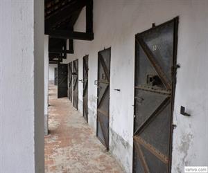 Nhà tù Côn Đảo - cửa thép kín bưng