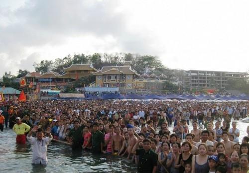 Dinh Cô Long Hải - bờ biển đông đúc trong ngày lễ hội