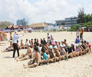 Bãi biển Long Hải - du khách vui chơi