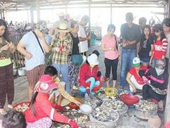 Làng bè Long Sơn - du khách xem nướng hào