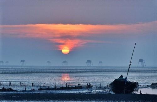 Bãi biển Đồng Châu huyền ảo trong ánh bình minh